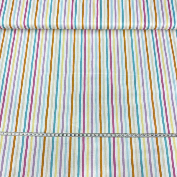 Tela de algodón estampada con rallas alegres fondo blanco. Tela de algodón tipo popelín para todo tipo de creatividades de Patchwork, manualidades o confecciones creativas.