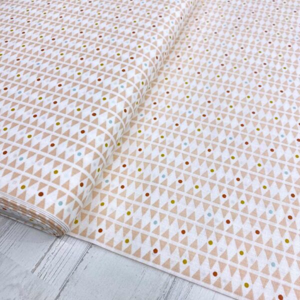 Tela de algodón estampada con rombitos rosas y blancos fondo blanco. Tela de algodón tipo popelín para todo tipo de creatividades de Patchwork, manualidades o confecciones creativas.
