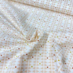 Tela de algodón estampada con rombitos rosas y blancos fondo blanco. Tela de algodón tipo popelín para todo tipo de creatividades de Patchwork, manualidades o confecciones creativas.