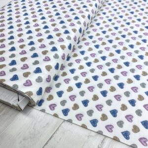 Tela de algodón estampada con corazones fondo blanco roto. Tela de algodón tipo popelín para todo tipo de creatividades de Patchwork, manualidades o confecciones creativas.