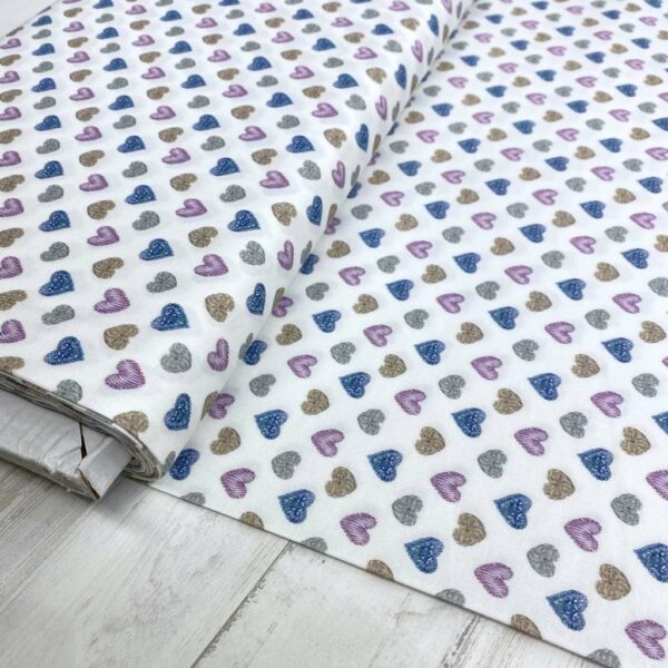 Tela de algodón estampada con corazones fondo blanco roto. Tela de algodón tipo popelín para todo tipo de creatividades de Patchwork, manualidades o confecciones creativas.