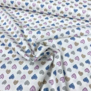 Tela de algodón estampada con corazones fondo blanco roto. Tela de algodón tipo popelín para todo tipo de creatividades de Patchwork, manualidades o confecciones creativas.
