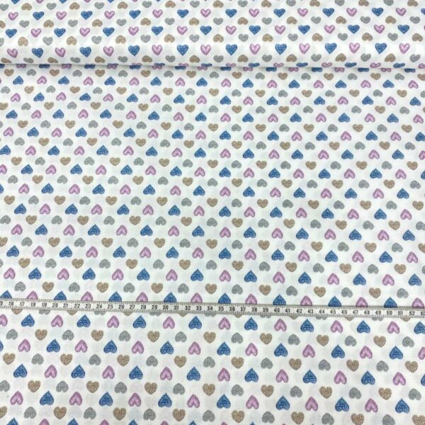 Tela de algodón estampada con corazones fondo blanco roto. Tela de algodón tipo popelín para todo tipo de creatividades de Patchwork, manualidades o confecciones creativas.