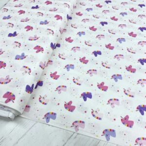 Tela de algodón estampada con unicornios fondo blanco. Tela de algodón tipo popelín para todo tipo de creatividades de Patchwork, manualidades o confecciones creativas.