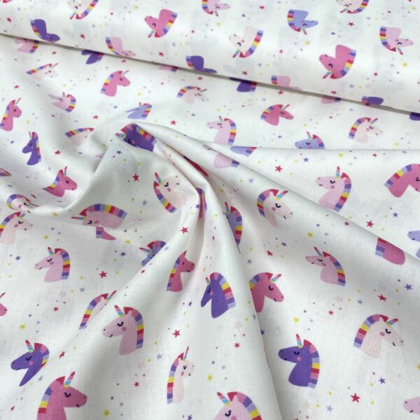 Tela de algodón estampada con unicornios fondo blanco. Tela de algodón tipo popelín para todo tipo de creatividades de Patchwork, manualidades o confecciones creativas.