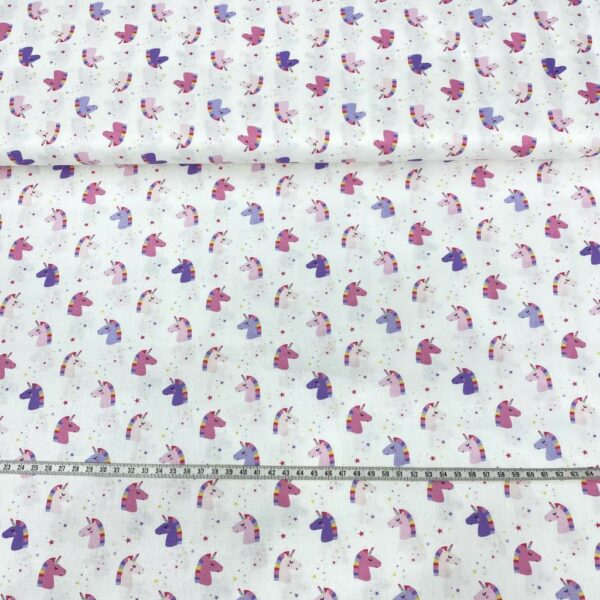 Tela de algodón estampada con unicornios fondo blanco. Tela de algodón tipo popelín para todo tipo de creatividades de Patchwork, manualidades o confecciones creativas.