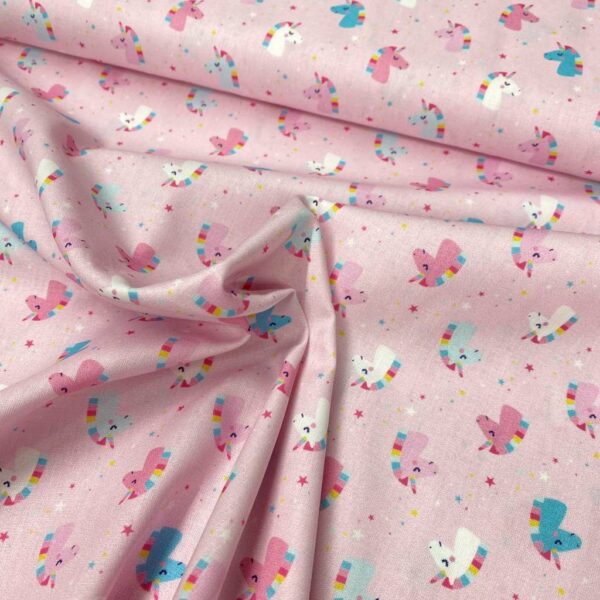 Tela de algodón estampada con unicornios fondo rosa. Tela de algodón tipo popelín para todo tipo de creatividades de Patchwork, manualidades o confecciones creativas.
