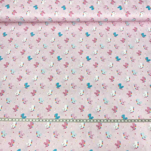 Tela de algodón estampada con unicornios fondo rosa. Tela de algodón tipo popelín para todo tipo de creatividades de Patchwork, manualidades o confecciones creativas.