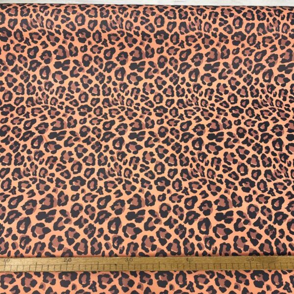 Plástico Aqua Protect estampación digital animal print coral. Tejido impermeable, flexible, ligero y de tacto suave. Ideal para confecciones para los más pequeños de la casa.