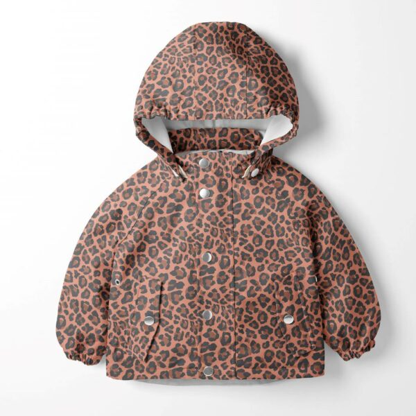 Plástico Aqua Protect estampación digital animal print coral. Tejido impermeable, flexible, ligero y de tacto suave. Ideal para confecciones para los más pequeños de la casa.
