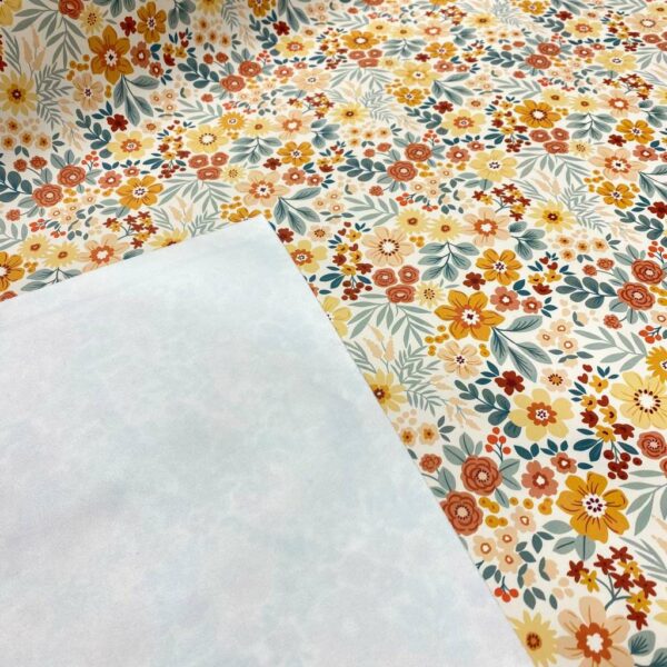Plástico Aqua Protect estampación digital con flores fondo crudo. Tejido impermeable, flexible, ligero y de tacto suave. Ideal para confecciones para los más pequeños de la casa.