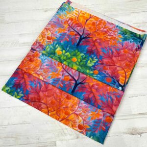 Loneta con estampado de árboles con colores muy vivos. Tejido muy versátil y resistente. Ideal para todo tipo de manualidades.