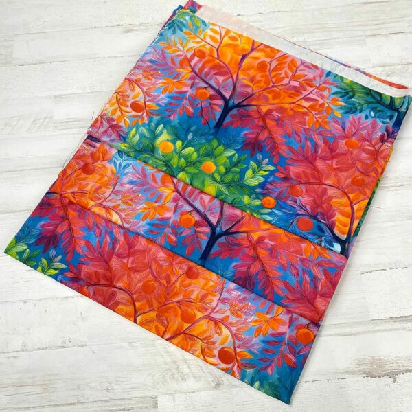 Loneta con estampado de árboles con colores muy vivos. Tejido muy versátil y resistente. Ideal para todo tipo de manualidades.
