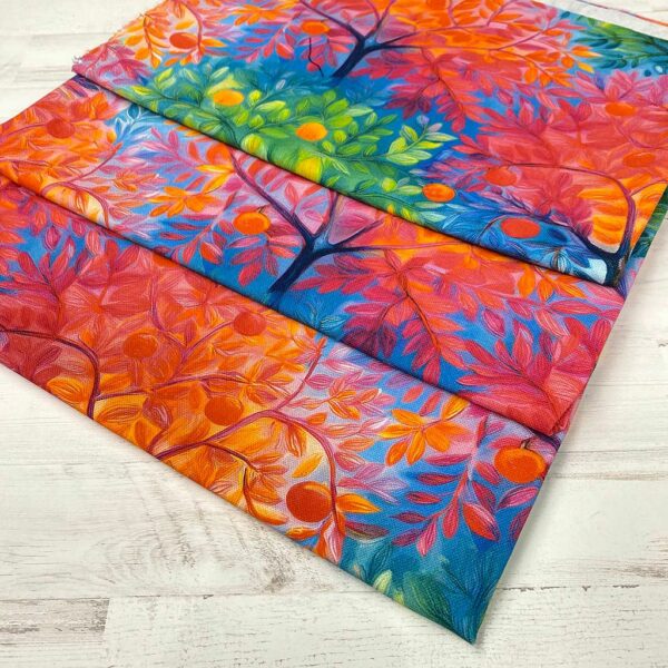 Loneta con estampado de árboles con colores muy vivos. Tejido muy versátil y resistente. Ideal para todo tipo de manualidades.