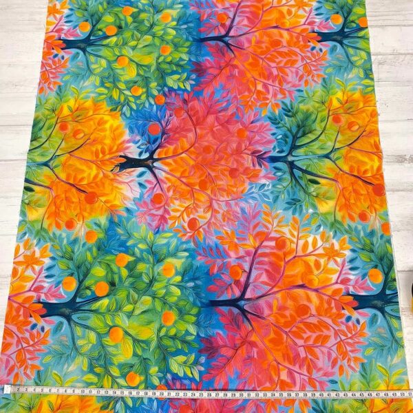 Loneta con estampado de árboles con colores muy vivos. Tejido muy versátil y resistente. Ideal para todo tipo de manualidades.