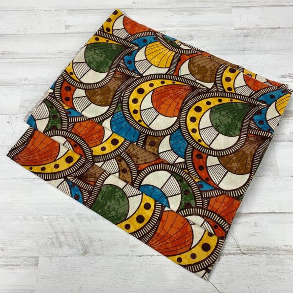Loneta con estampado tipo africano wax con formas de gotas. Con colores muy vivos. Tejido muy versátil y resistente. Ideal para todo tipo de manualidades.