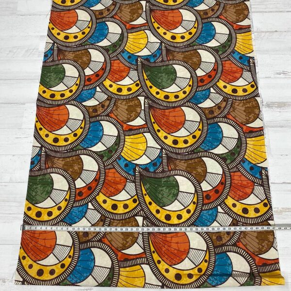 Loneta con estampado tipo africano wax con formas de gotas. Con colores muy vivos. Tejido muy versátil y resistente. Ideal para todo tipo de manualidades.