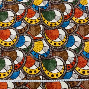 Loneta con estampado tipo africano wax con formas de gotas. Con colores muy vivos. Tejido muy versátil y resistente. Ideal para todo tipo de manualidades.