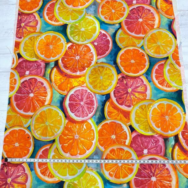 Loneta con estampado de limones y naranjas con colores muy vivos. Tejido muy versátil y resistente. Ideal para todo tipo de manualidades.