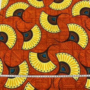 Loneta con estampado tipo africano wax con formas de abanicos amarillas y fondo teja. Con colores muy vivos. Tejido muy versátil y resistente. Ideal para todo tipo de manualidades.