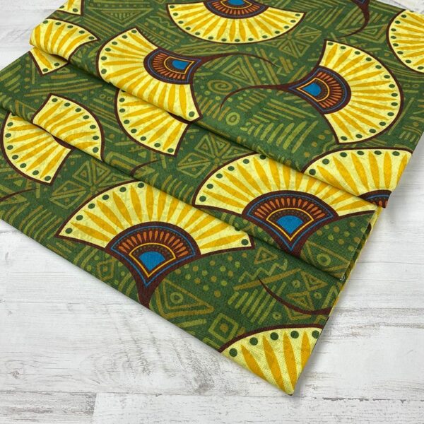 Loneta con estampado tipo africano wax con formas de abanicos amarillas y fondo verde. Con colores muy vivos. Tejido muy versátil y resistente. Ideal para todo tipo de manualidades.