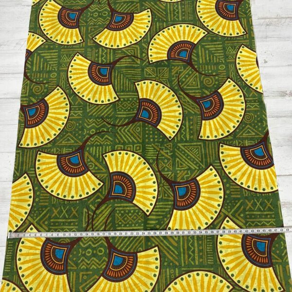 Loneta con estampado tipo africano wax con formas de abanicos amarillas y fondo verde. Con colores muy vivos. Tejido muy versátil y resistente. Ideal para todo tipo de manualidades.