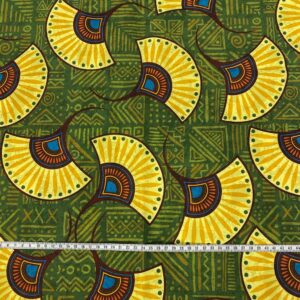 Loneta con estampado tipo africano wax con formas de abanicos amarillas y fondo verde. Con colores muy vivos. Tejido muy versátil y resistente. Ideal para todo tipo de manualidades.