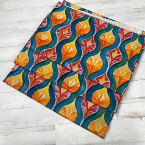 Loneta con estampado de formas muy colorido. Con colores muy vivos. Tejido muy versátil y resistente. Ideal para todo tipo de manualidades.
