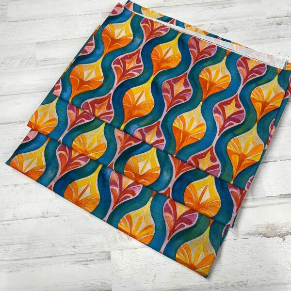 Loneta con estampado de formas muy colorido. Con colores muy vivos. Tejido muy versátil y resistente. Ideal para todo tipo de manualidades.