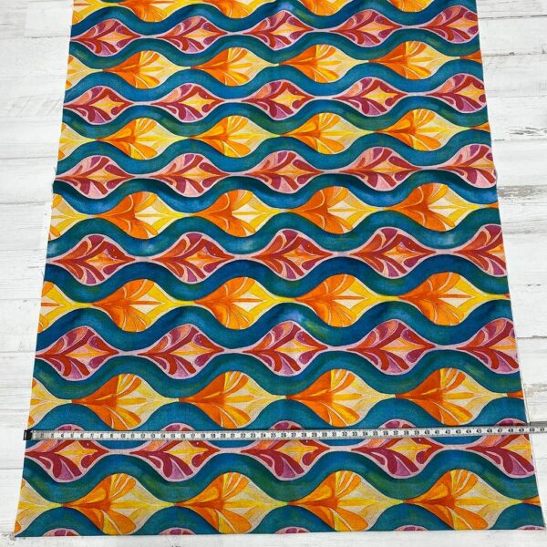 Loneta con estampado de formas muy colorido. Con colores muy vivos. Tejido muy versátil y resistente. Ideal para todo tipo de manualidades.