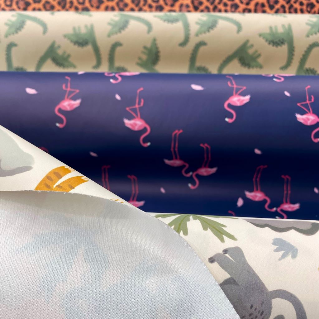 Plástico Aqua Protect estampación digital. Tejido impermeable, flexible, ligero y de tacto suave. Ideal para confecciones para los más pequeños de la casa.