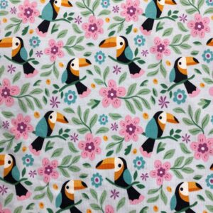 Tela de punto de camiseta de algodón orgánico. Tipo Jersey estampado con tucanes y flores fondo azul