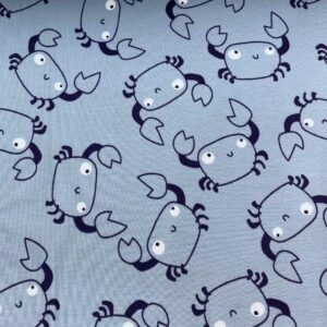 Tela de punto de camiseta de algodón orgánico. Tipo Jersey estampado con cangrejos azules y fondo azul