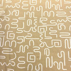 Tela de punto de camiseta de algodón orgánico. Tipo Jersey estampado con formas y garabatos en blanco y fondo ocre.