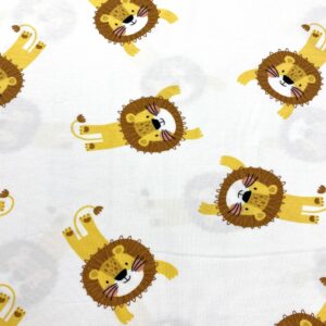 Tela de punto de camiseta de algodón orgánico. Tipo Jersey estampado con leones amarillos y marrones fondo blanco roto