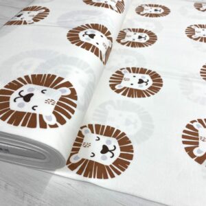 Tela de punto de camiseta de algodón orgánico. Tipo Jersey estampado con leones marrones fondo blanco roto