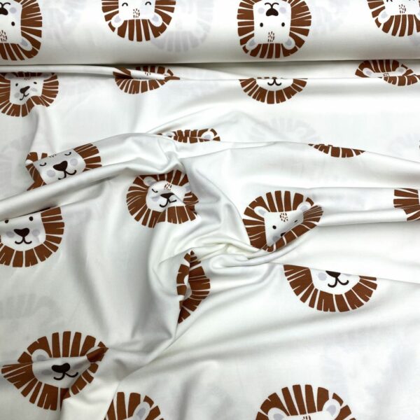 Tela de punto de camiseta de algodón orgánico. Tipo Jersey estampado con leones marrones fondo blanco roto