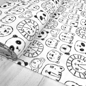 Tela de punto de camiseta de algodón orgánico. Tipo Jersey estampado con pandas y leones fondo blanco roto