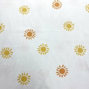 Tela de punto de camiseta de algodón orgánico. Tipo Jersey estampado con soles amarillos y naranjas fondo blanco roto