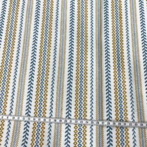Retal de tela de tapicería gobelino estampado con cenefa en azul y ocre fondo crudo.