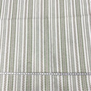 Retal de tela de tapicería gobelino estampado con cenefa en verde y taupé fondo crudo.