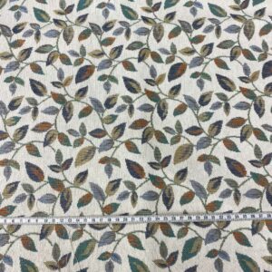 Retal de tela de tapicería gobelino estampado con hojas pequeñas en una rama.