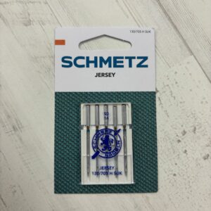 Cajetín con 5 agujas Schmetz Jersey 90 para coser punto y tejidos elásticos sin dañarlos. Calidad profesional y asesoramiento en Totatela.