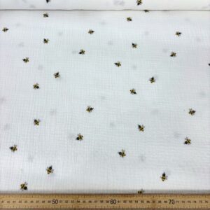 Abejas trabajando en colmena de madera en Granollers, cuidado de colmenas y apicultura.