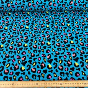 Tela de estampado animal print en colores vibrantes para moda y decoración.