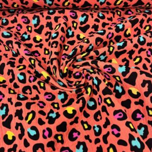 Tecido de estampado animal en tonos vibrantes y colores llamativos.
