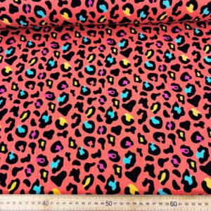 Estampado de animal print en tela con colores vibrantes y diseño llamativo.