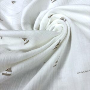 Pañuelo de seda con diseño de barcos, ideal para accesorios elegantes y sofisticados.