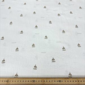 Vela de algodón con diseño de barcos y olas, ideal para decoración náutica y proyectos creativos.