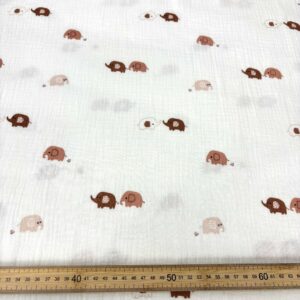 Tejido infantil con elefantes en tonos marrón y beige, ideal para ropa y decoración de bebés.